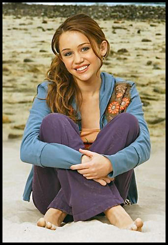 Miley loves the beach! -  Music - 